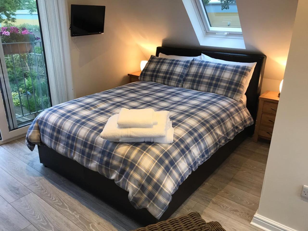 The Firs - Englefield Studio Bed and Breakfast Douglas Exteriör bild